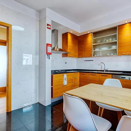 Stunning House With Terrace アパート