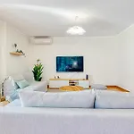 Stunning House With Terrace Lissabon